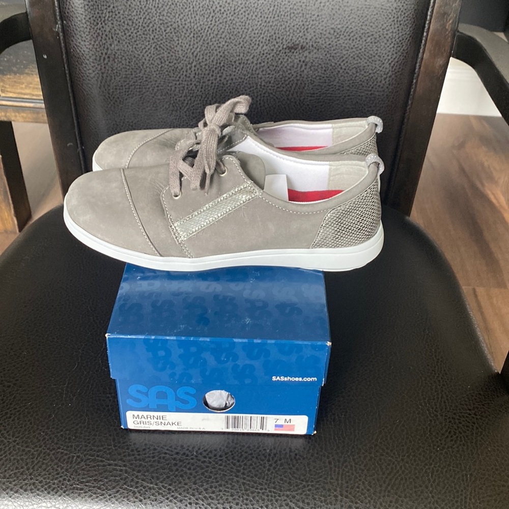 SAS Comfort Shoes. Marnie, size 7 M, gris/snake. BRAND NEW!